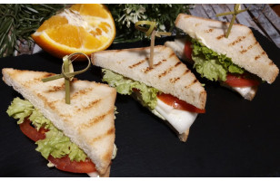 Сэндвич с моцареллой и томатами
