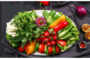 Свежие овощи с хрустящей зеленью и салатом