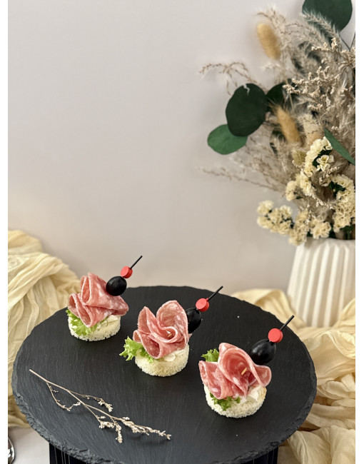 Канапе с чоризо, пряным сыром и маслиной